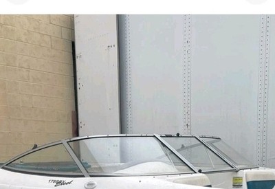  CURVED GLASS WINDSHIELD ONLY!!! COMPLETE  OFF A 1998 WELLCRAFT 175 SSX Excel 