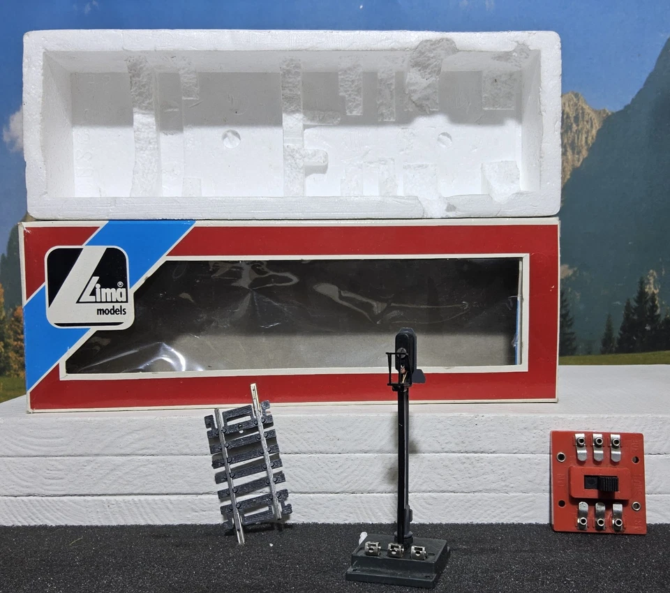 LIMA 600029 SEMAFORO CON ACCESSORI PER PLASTICO H0 HO - Immagine 2 di 3