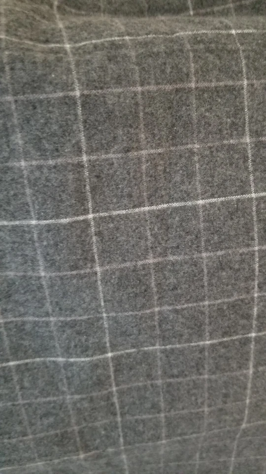 2 fundas de almohada King a cuadros de franela gris cajón y barril Foto 3 de 4