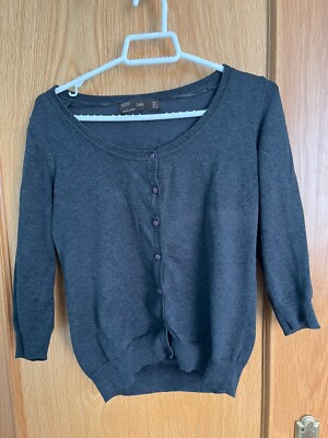 Cárdigan Zara talla S color gris oscuro se estiliza muy bien, es cómodo.