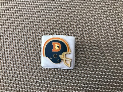 Denver Broncos NFL Football Emaille Helm Pin Anstecker American Sport Vintage USA