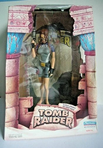 Statues avec lara croft, tomb raider