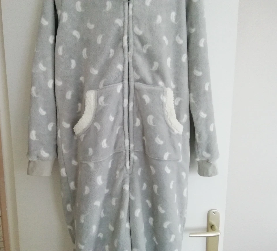 Grenouillère combinaison pyjama femme grise avec plumes blanches 38/40 neuve  - Photo 2/4