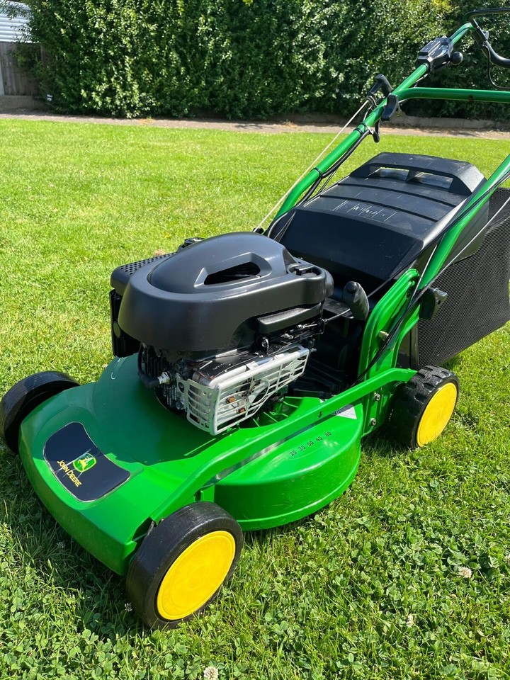 John Deere R52VE Selfpropelled Petrol Electric Key Start Pro Lawn