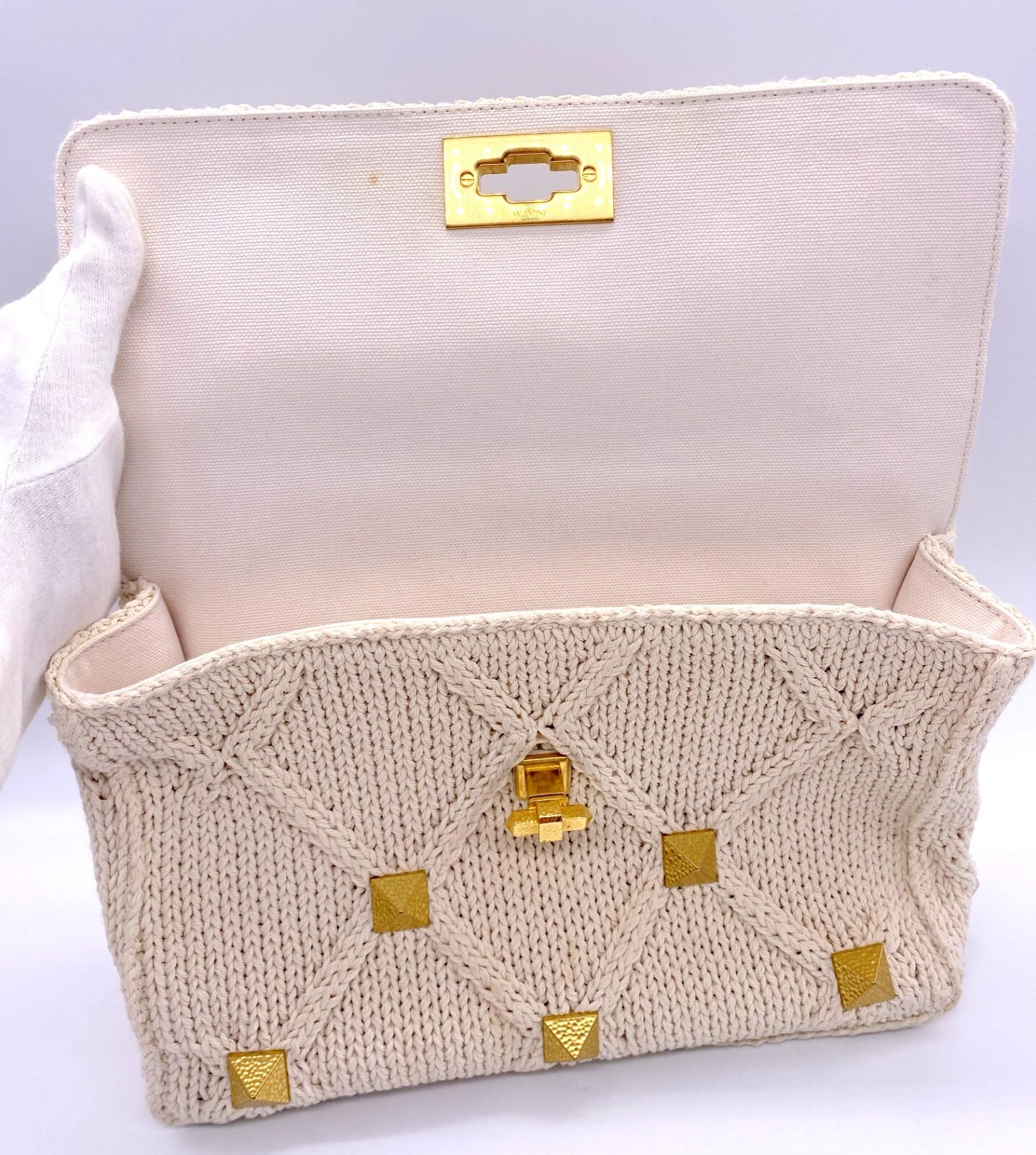 Borsa a tracolla grande Valentino Garavani borchie romane maglia avorio e oro