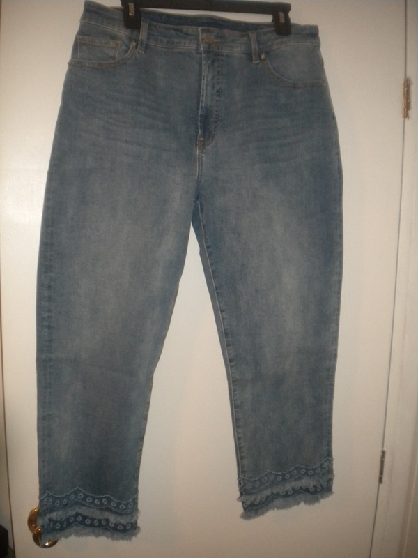 Charlie Paige Giftcraft Embroidered Hems Capri Jeans Large 12 - NEW w/Tag 84.99