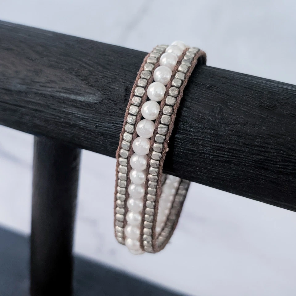 Pulsera American Eagle Outfitters AEO imitación perlas con borde marrón y metálico Foto 2 de 4
