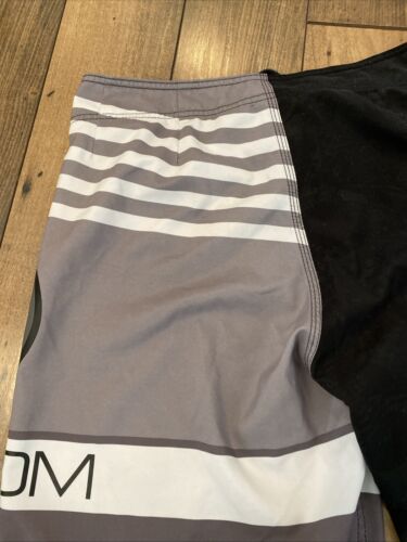 VOLCOM Pure FUNction Men’s Size 34/Black Gray And White Board Shorts  - Picture 16 of 18