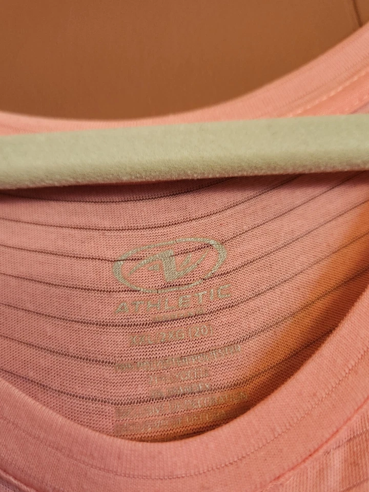 Camiseta deportiva coralina XXL Athletic Works para mujer  Foto 4 de 4