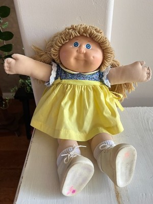 Cabbage patch doll 1983 vintage signed Xavier Roberts. Blonde pigtails,eyes blue