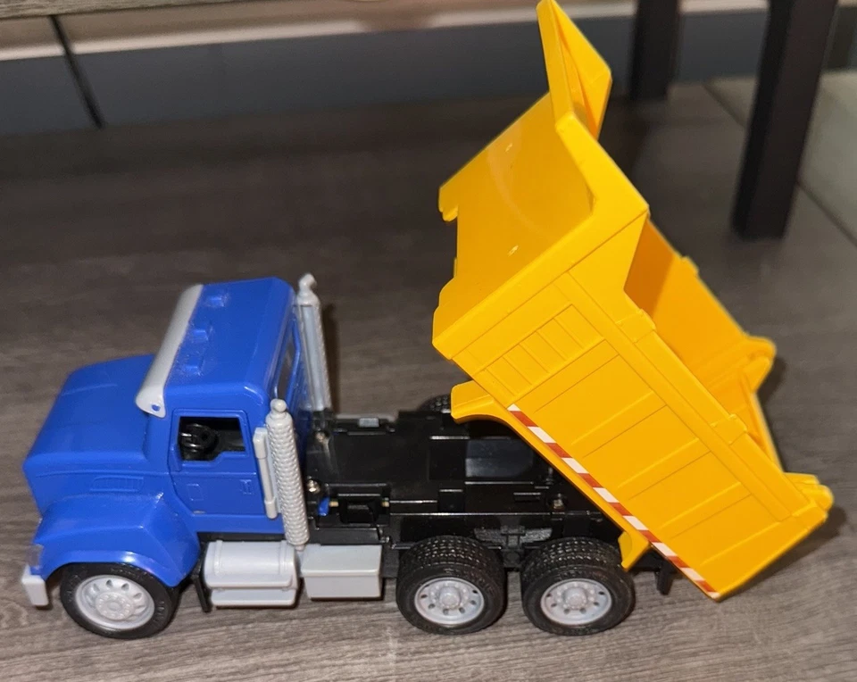 "Luces y sonidos de camión volquete de control remoto de juguete Battat- DRIVEN 7"" X 3""" Foto 2 de 4