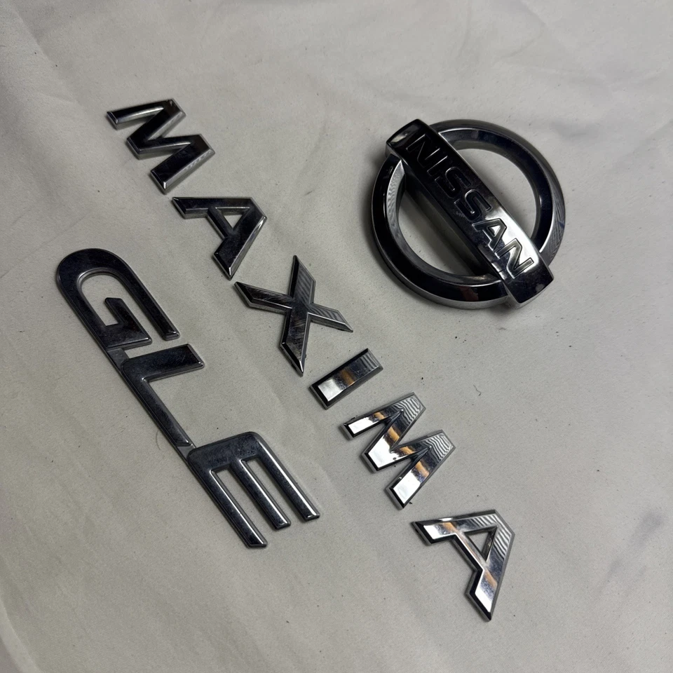 OEM 2000 2001 NISSAN MAXIMA GLE TRASERO CROMO EMBLEMA INSIGNIA CONJUNTO LOGOTIPO Foto 3 de 4