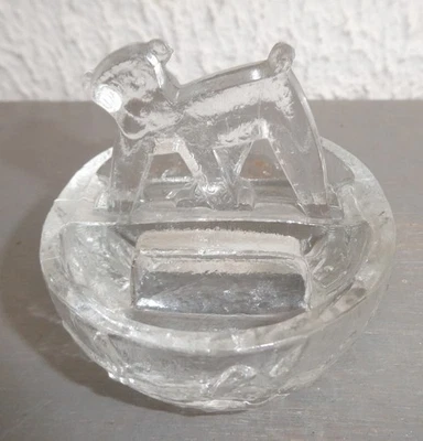 ANCIEN SALERON EN VERRE MOULE DECOR SINGE - Photo 1/4
