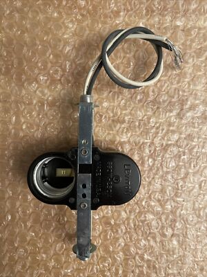 LEVITON TWO LITE CLUSTER SOCKET WITH 8  WIRE LEADS 1/8m x 1/8 M NEW OLD STOCK