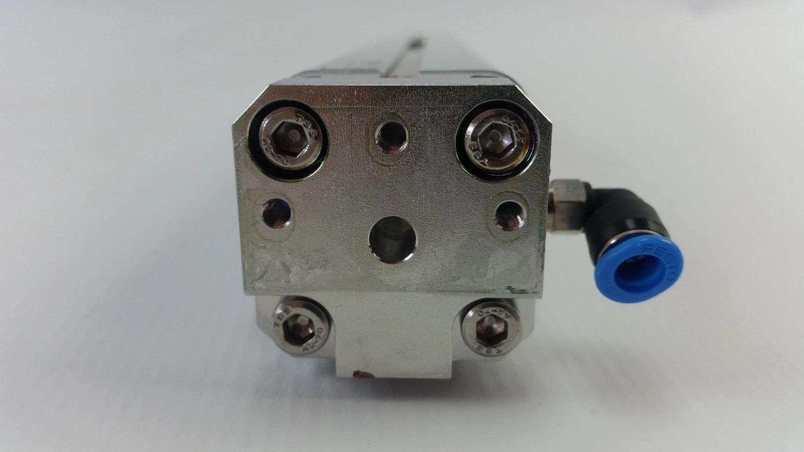 Rear end cap of the Festo ADVU-25 cylinder with elbow push-in fitting