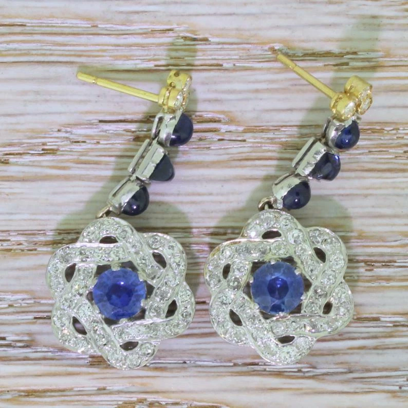 Pendientes colgantes de boda hechos a mano Art Deco de zafiro y circonita cúbica de corte antiguo de loto Foto 4 de 4