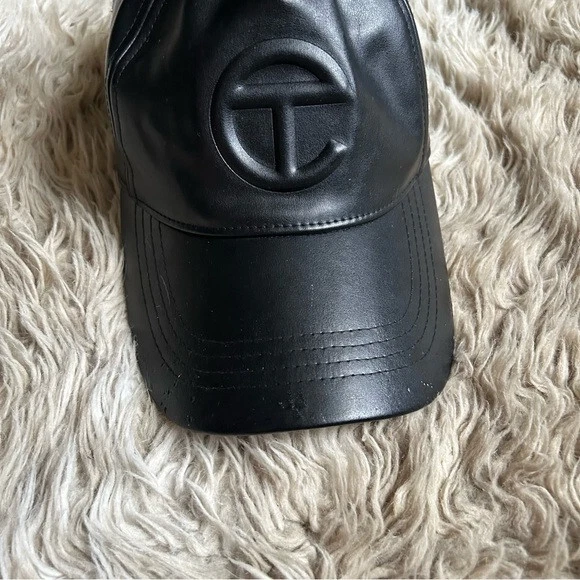 Gorra de béisbol Telfar negra imitación cuero logo unisex ajustable Foto 2 de 4