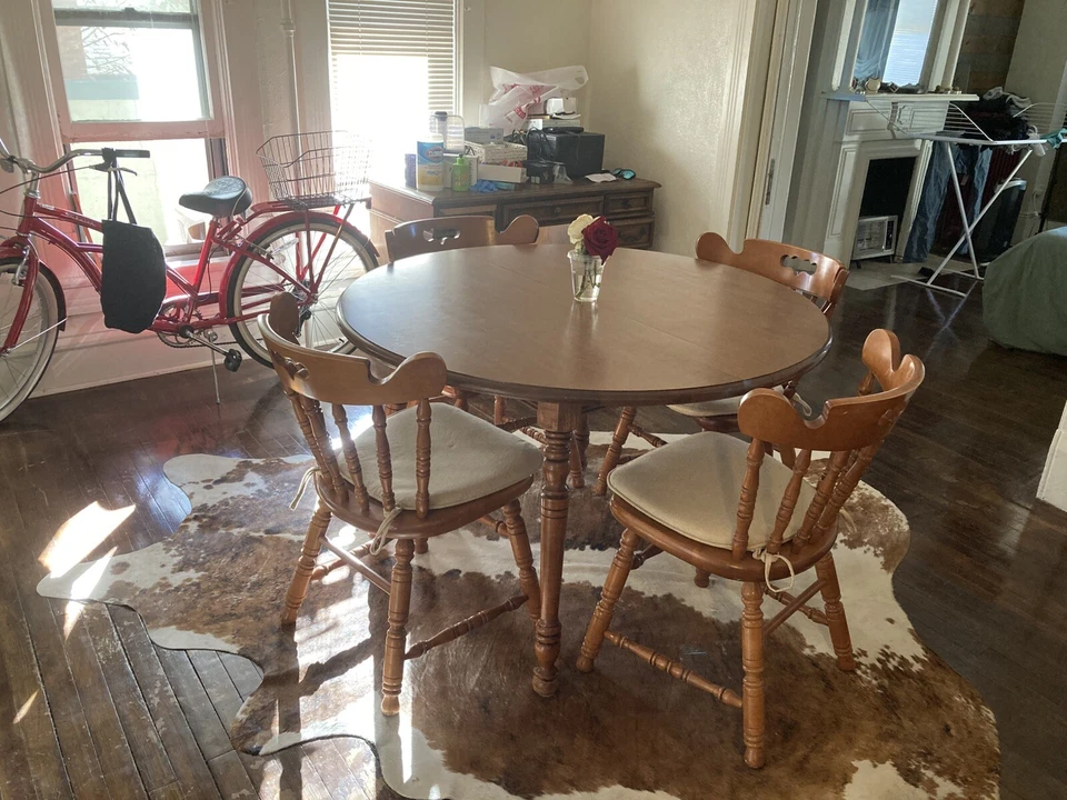 Tell City Chair Co. Mesa de comedor extensible redonda colonial de arce y (4) sillas Foto 2 de 4