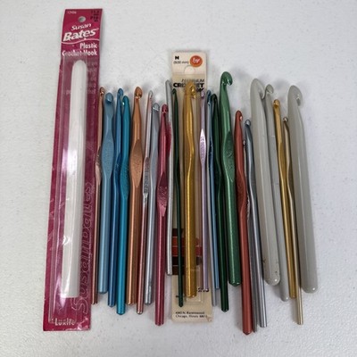 Lot Of 25 Vintage Crochet Hooks Susan Bates Boye Aluminum Plastic Assorted Sizes