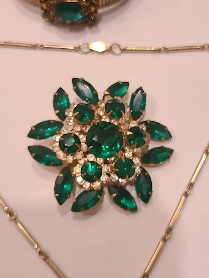 Avon Victorian Versalhes Conjunto Falso Verde Esmeralda, Colar, Broche, Oferta Quente!🔥 - Imagem 2 de 4