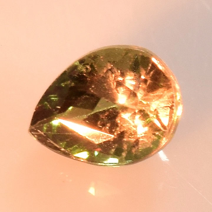 PIEDRAS PRECIOSAS SÚPER NATURALES CAMBIO DE COLOR RUSO ALEJANDRITA 0,15 CT CORTE PERA Foto 2 de 2