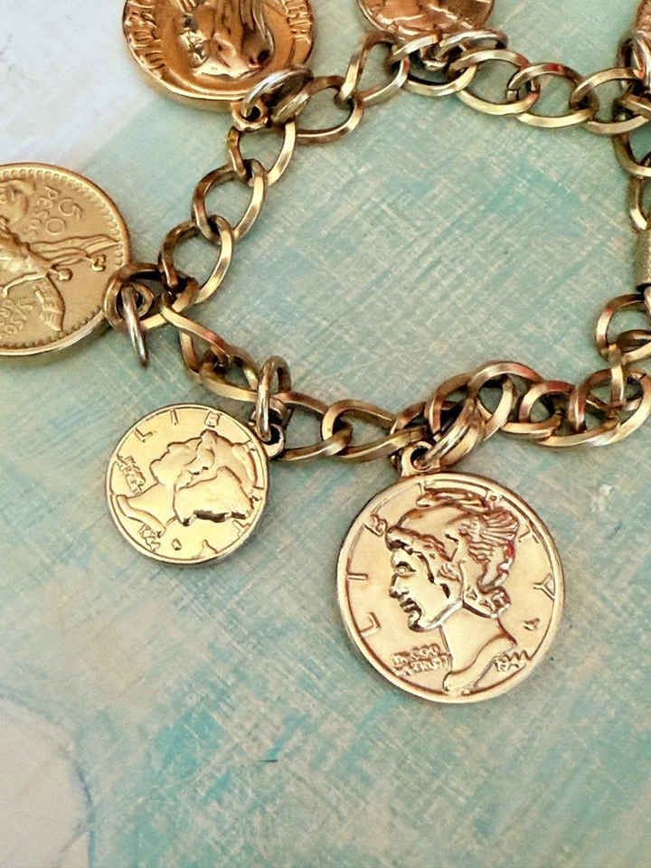 Brazalete de monedas vintage de acero inoxidable enchapado en 18k con oración de señores. Foto 2 de 4