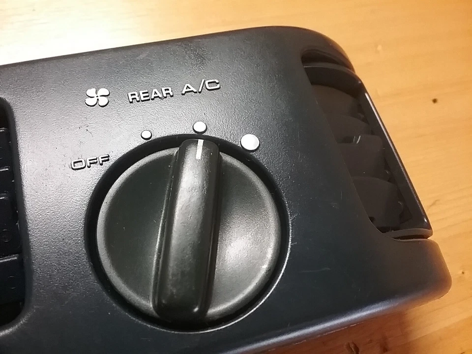 Mazda MPV 1991-1995 tablero delantero izquierdo ventilación de aire con interruptor de control de aire acondicionado  Foto 2 de 4