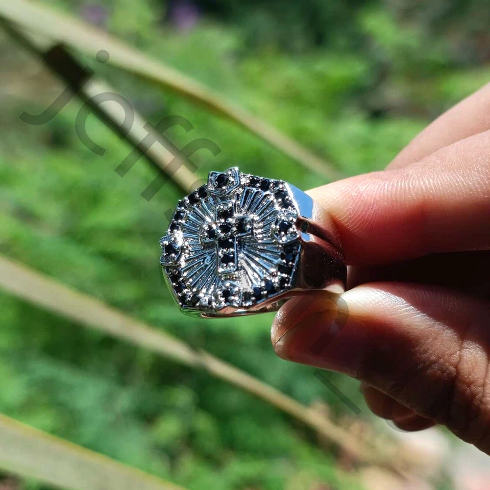 Alianza de boda de oro blanco de 14 k de espinela negra de 0,50 quilates sobre la Santa Cruz anillo para hombre Foto 2 de 4