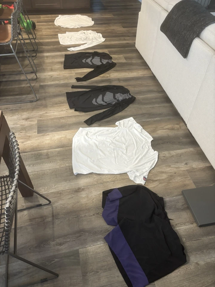 Equipo Nike emitido por el equipo NFL Baltimore Ravens, XXL, 5 tops, 1 pantalón corto Foto 2 de 4