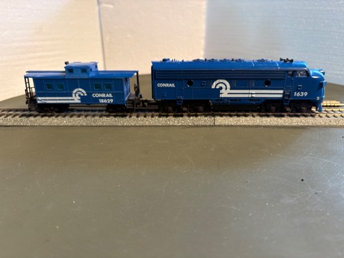 Probada: Locomotora Conrail F7A realista HO # 1639 y caboose (26-718) | Zustand: Used