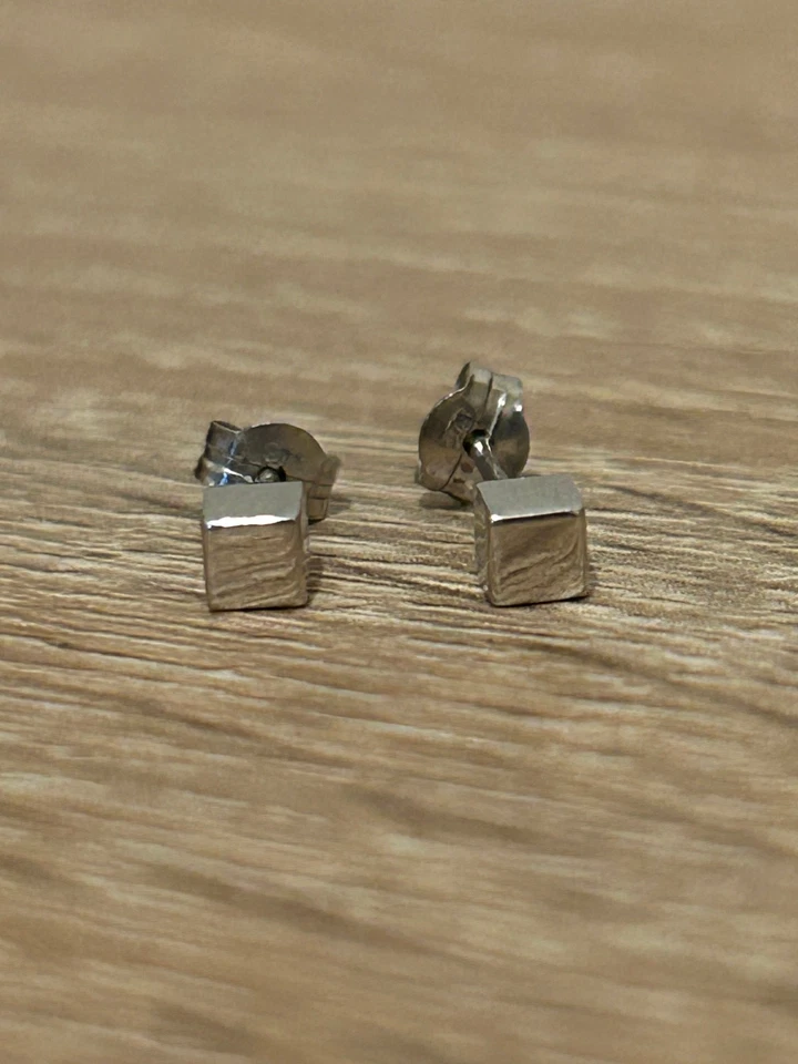 Hallmarked 9ct White Gold Square Stud Earrings - Image 2 of 4