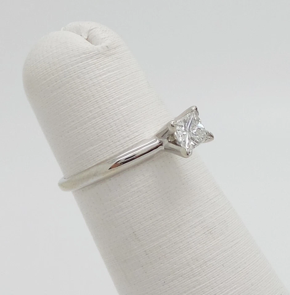 Anillo de compromiso solitario de diamantes naturales de 1/3 quilates de oro blanco de 14 quilates Foto 2 de 4