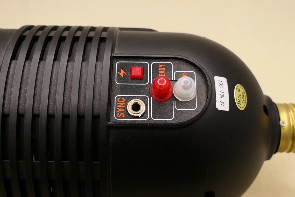 Britek AS-35M AC studio strobe w/umbrella holder - Image 3 of 4