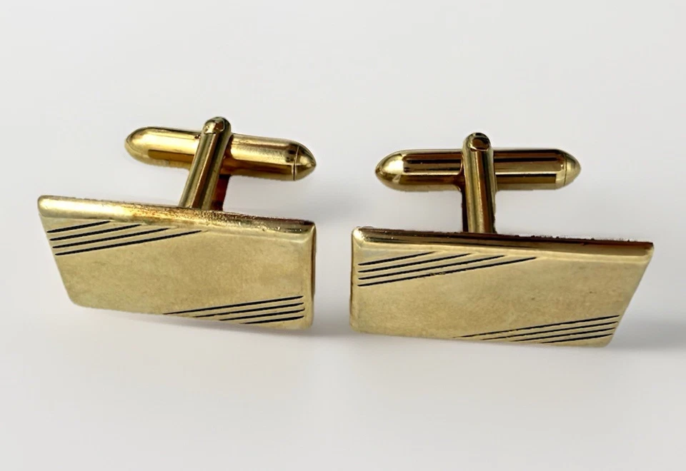 Gemelos rectangulares Swank tono dorado de colección con detalle de rayas minimalistas años 50’s Foto 2 de 4