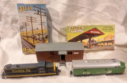 De colección Santa Fe 2099 y Bachmann Burlington 9710 con postes de teléfono y carro de bolsa | Zustand: Used