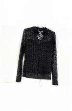 Elegante maglia camicia in pizzo nero, perfetta per aggiungere un tocco di raffi