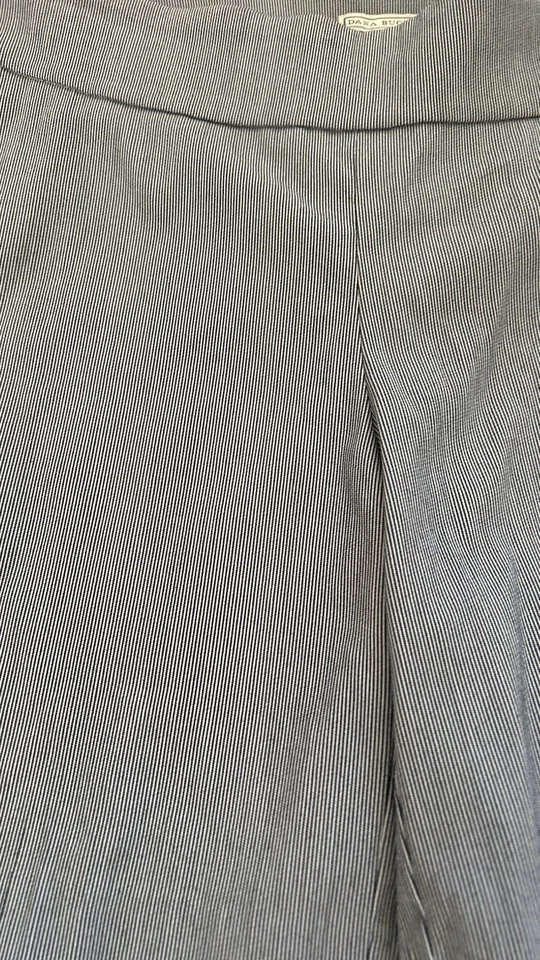 Bermudas Dana Buchman Shorts Mujer Talla Pequeña Blanco y Negro Foto 2 de 4