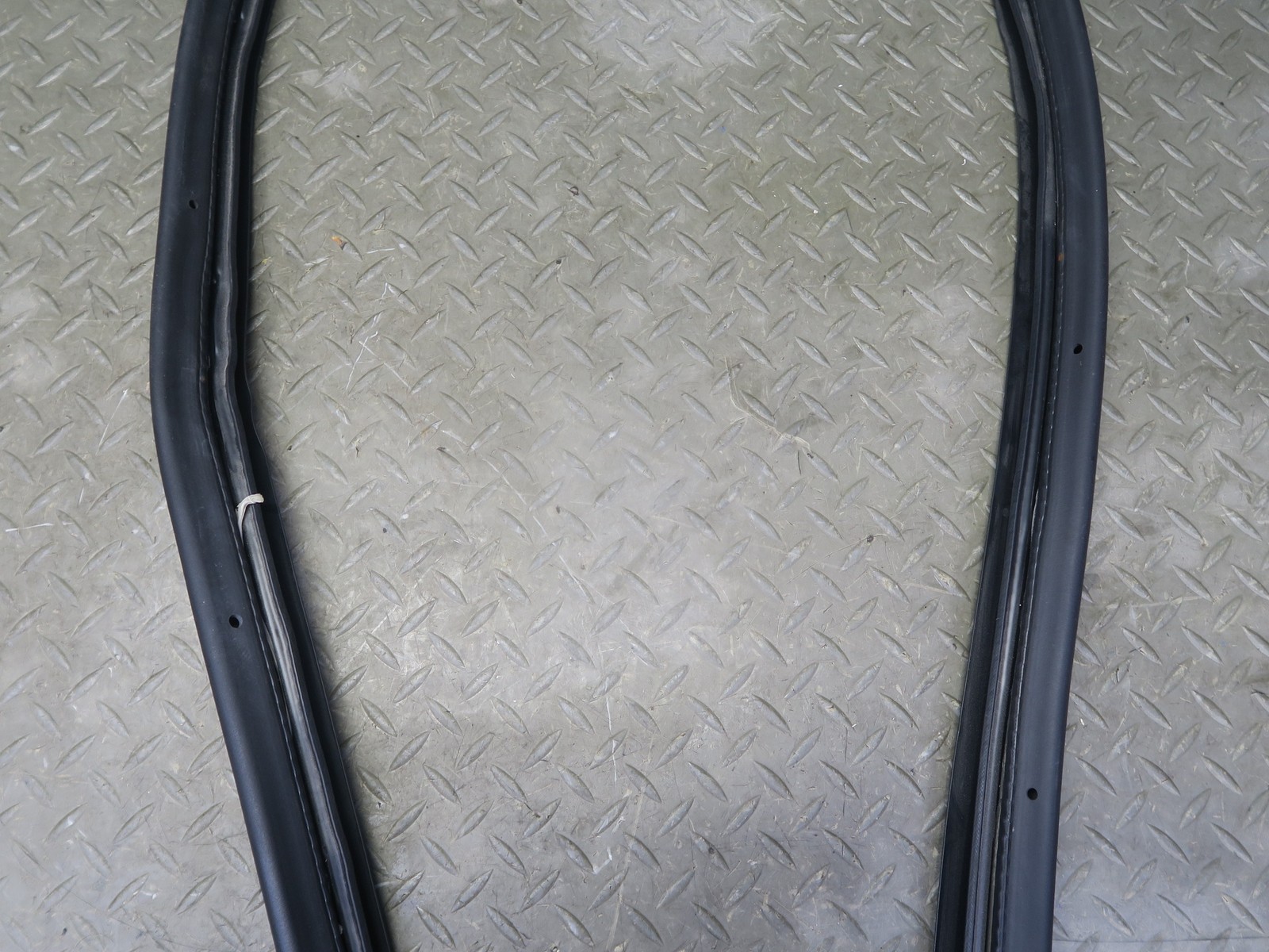08-19 MASERATI GRANTURISMO M145 LEFT DOOR WEATHERSTRIP RUBBER SEAL GASKET
