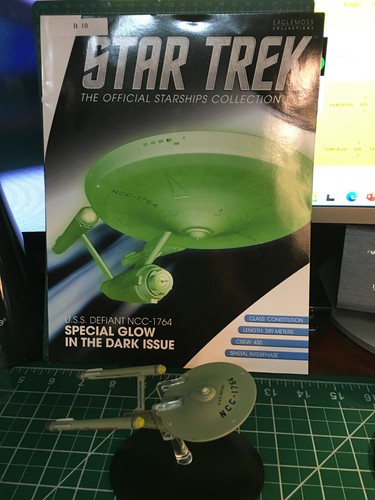 Eaglemoss Star Trek Bonus "Defiant NCC1764 Glow in the Dark" with box & magazine