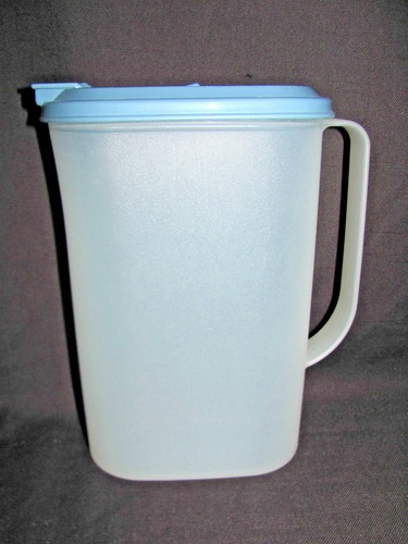 Tupperware 2 qt Refrigerator Pitcher w/ Country Blue Pour Seal - Picture 4 of 5