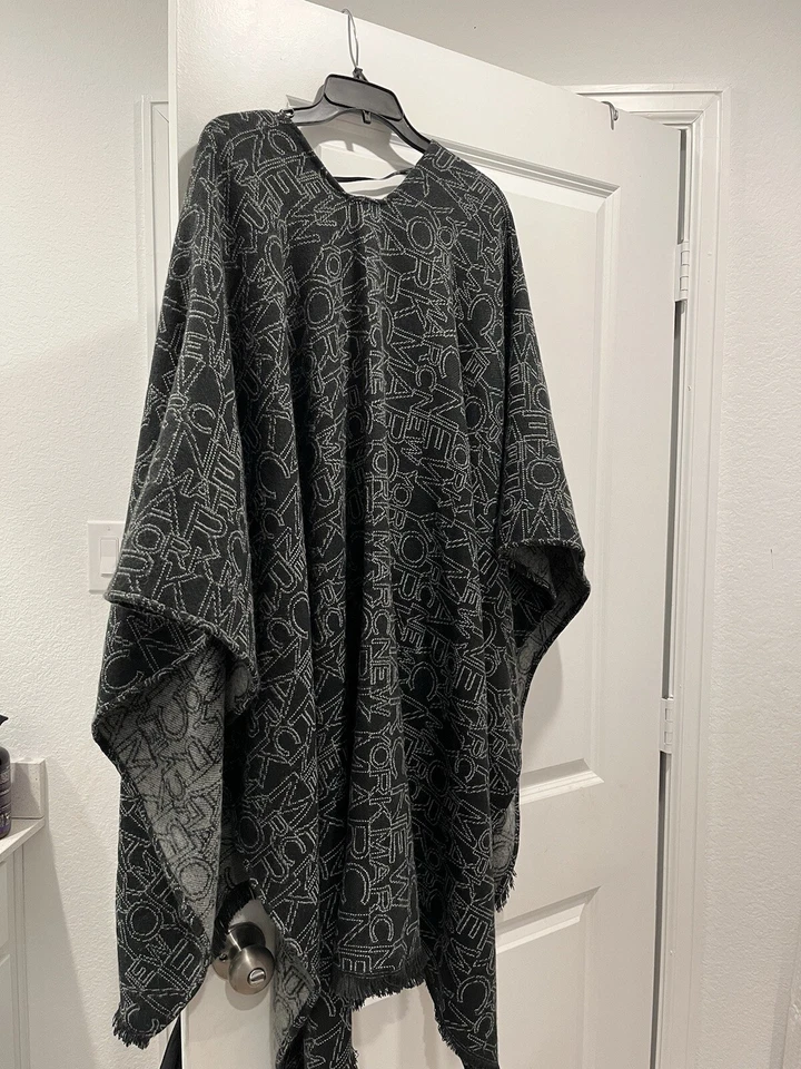 Hermoso Poncho Chal Marc New York by Andrew Mark Talla Única OS Negro Gris Foto 3 de 4
