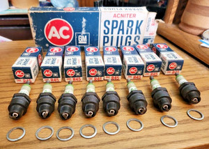 8 VINTAGE NOS AC-R45 Spark Plugs w/Green Rings.....GM #5569834.....Made in USA