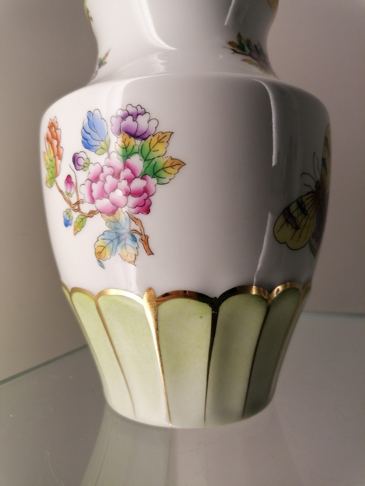 Herend Vase Victoria Blumen und Schmetterling Malerei Goldränder VBO