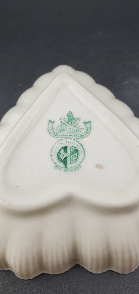 Plato de caramelo Belleek Ireland festoneado blanco brillo cuenco en forma de corazón San Valentín Foto 4 de 4
