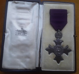 WW1 BRITISH OFFICERS MBE MEDAL HALLMARKED LONDON 1917 EARLY 1ST ISSUE BOXED