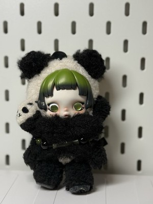Figurine POP MART SKULLPANDA Lazy Panda - Peluche Pendentif - Collection Anime - Environ 8-10 Cm