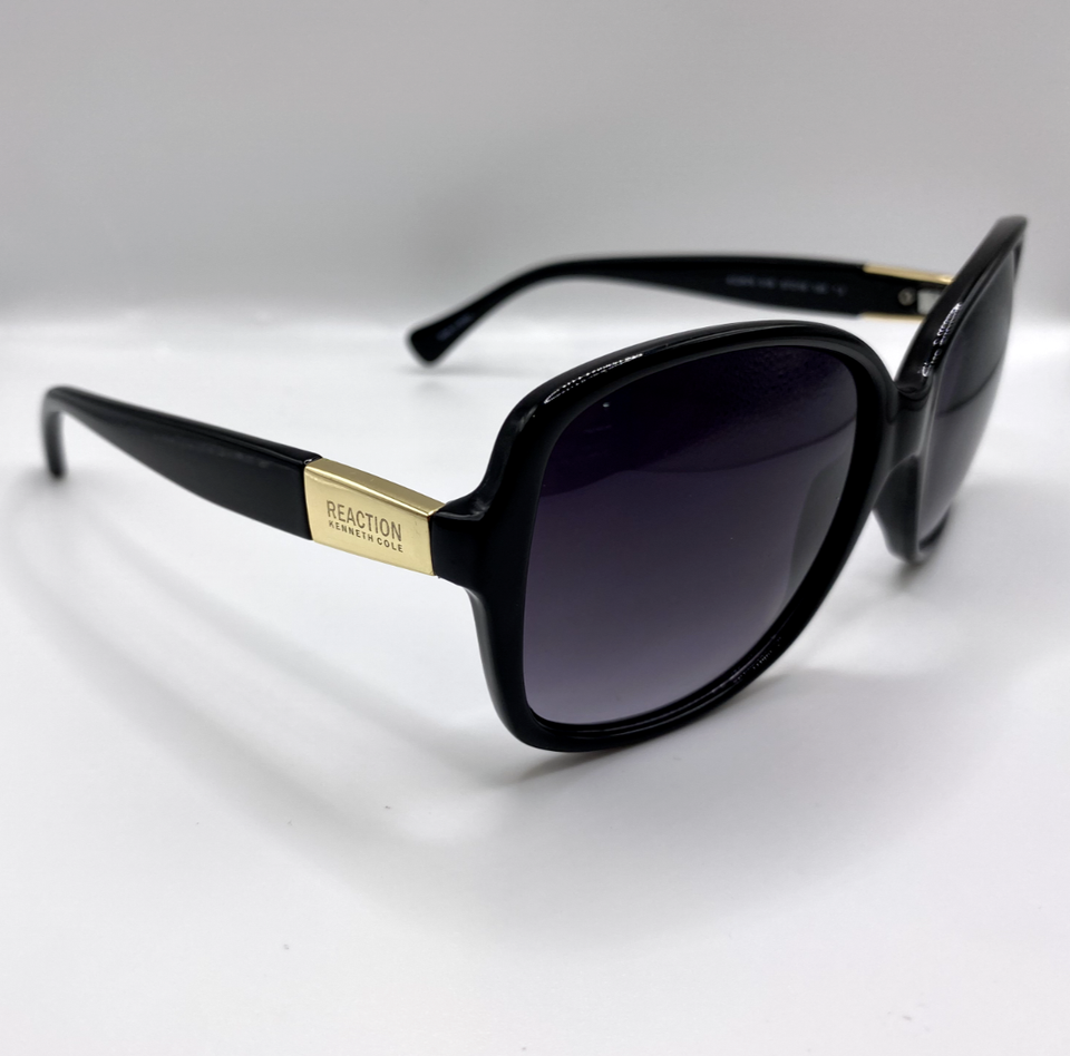 Lunettes de soleil noires avec verres noirs Lunettes de soleil noires avec verres noirs