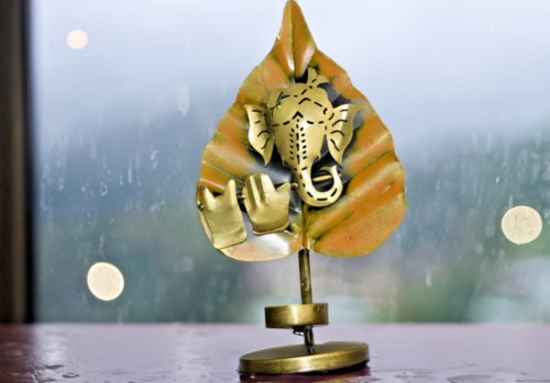 Ganesha-T-Light-Kerzenständer aus Metall mit braunem Blattmotiv für... - Bild 1 von 9