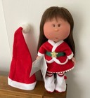 NEU - WEIHNACHTSOUTFIT/MANTEL/MÜTZE/SOCKEN/STIEFEL/ROCK PASSEND FÜR NINES MIA PUPPE 30 CM