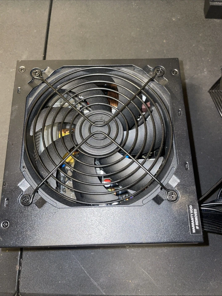 Fuente de alimentación Thermaltake Smart Series 700W con ventilador ultra silencioso de 120 mm Foto 2 de 3